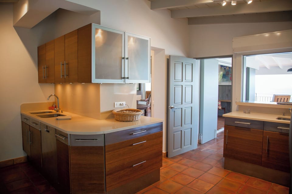 Fully equipped kitchen with oven, microwave, filter coffee maker and espresso coffee machine, kettle, centrifuge, refrigerator, ice maker, separate freezer, dishwasher, toaster. Nice dining table for 6 people on the covered terrace. 