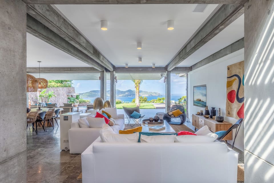 Expansive living area opening onto the terrace. HD-TV, Dish Network, Apple TV, ceiling fans. 