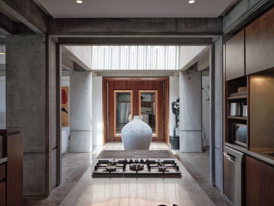 Fully equipped. Electric oven, gas stove, microwave, refrigerator, mixer, centrifuge, freezer, dishwasher, Nespresso machine, blender, kettle, toaster, breakfast bar. Large dining table for 10 guests. 