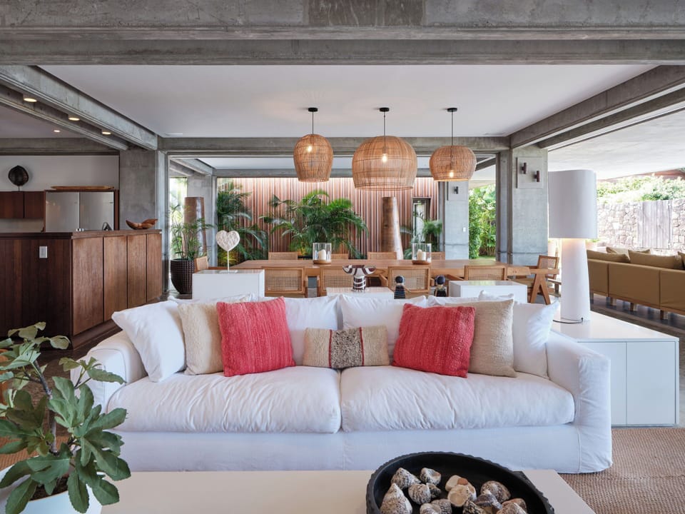 Expansive living area opening onto the terrace. HD-TV, Dish Network, Apple TV, ceiling fans. 