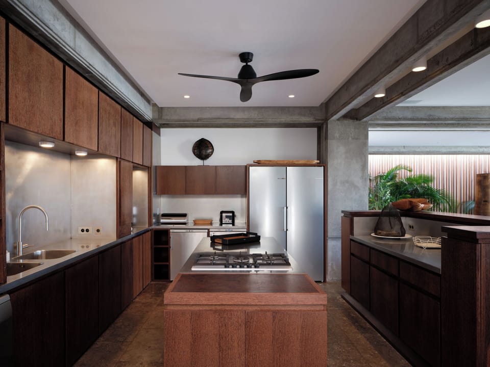 Fully equipped. Electric oven, gas stove, microwave, refrigerator, mixer, centrifuge, freezer, dishwasher, Nespresso machine, blender, kettle, toaster, breakfast bar. Large dining table for 10 guests. 