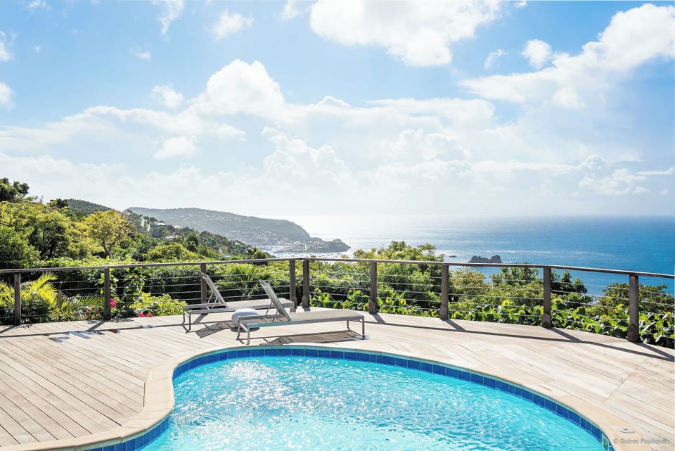 Beautiful pool facing the view, expansive terrace with sun loungers, lounge and dining areas. Gas barbecue.
 