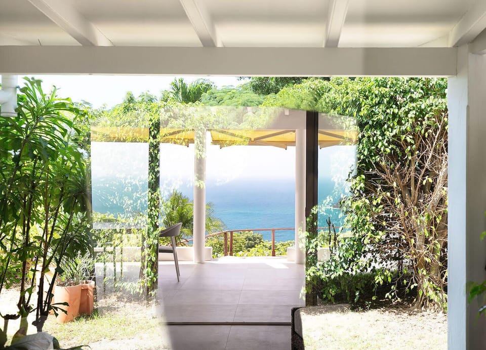 Villa located in a private domain, panoramic views over the ocean. Private parking at the entrance. 