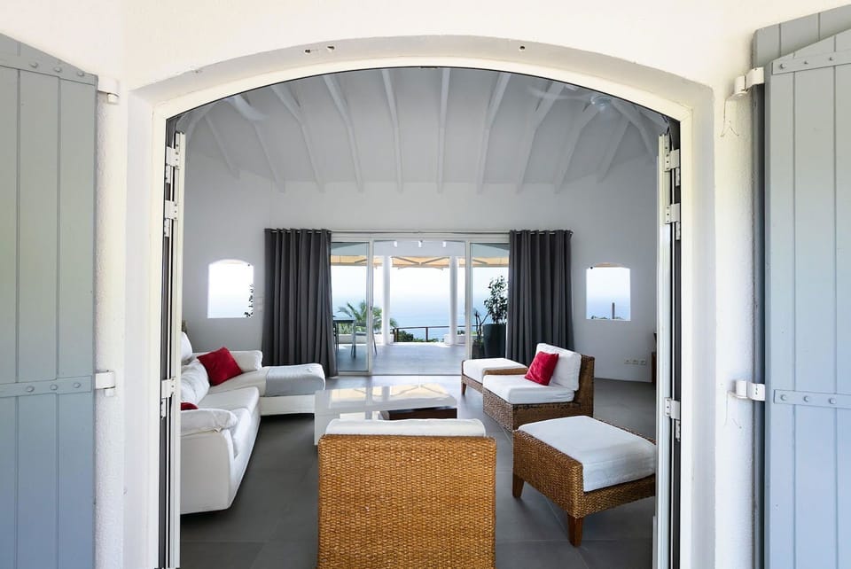 Large HD-TV, Canal Satellite, Apple TV, ceiling fans. The living area opens onto the covered terrace. 