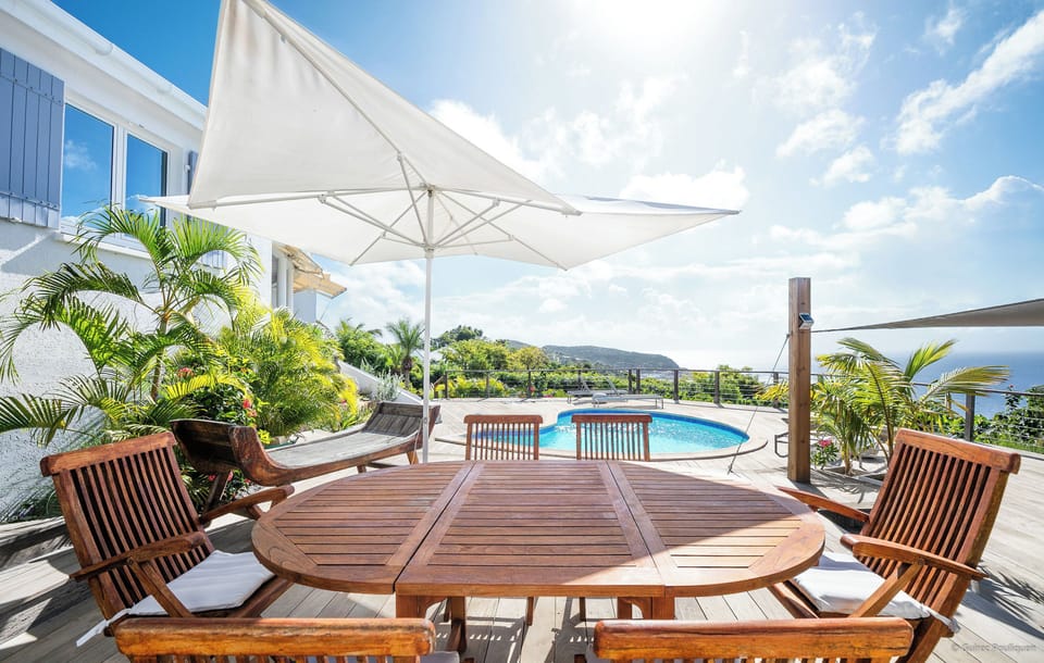 Fully equipped kitchen, electric oven, gas stove, dishwasher, fridge and freezer, ice machine, microwave, toaster, filter coffee maker, and espresso coffee machine, blender, wine cellar, modern hood, electric fruit press. Indoor dining table for 4 people.