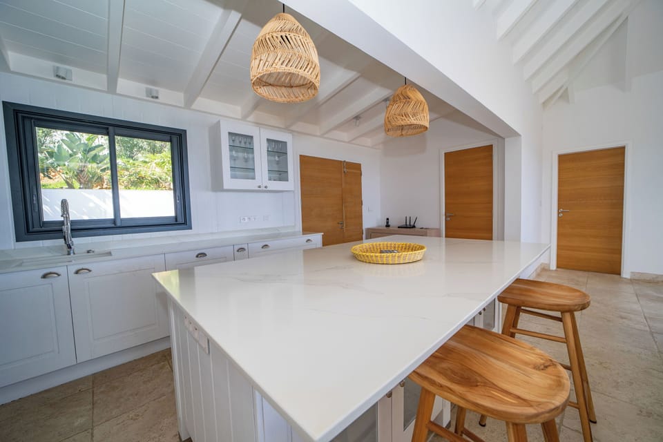 Fully equipped, breakfast bar, refrigerator and freezer with ice maker, oven, microwave oven, hob, filter coffee maker and espresso machine, blender, kettle, dishwasher, toaster.