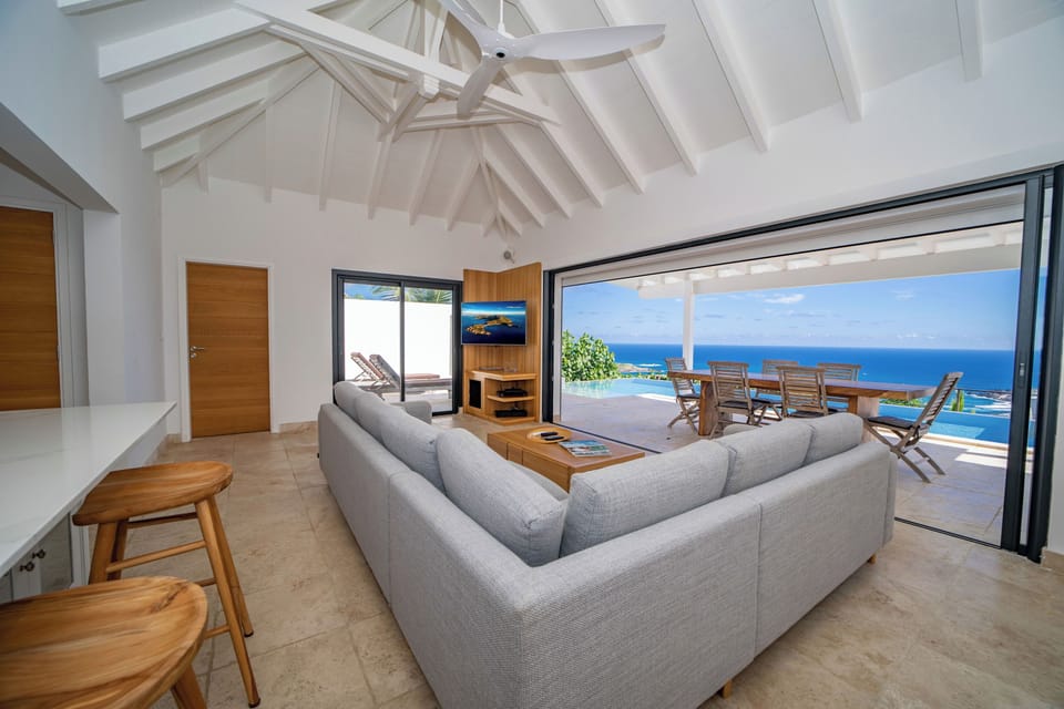 Ceiling fan, HD-TV with Dish Network, Canal Satellite, Apple TV. Dining table for 6 people on the covered terrace facing the views. 