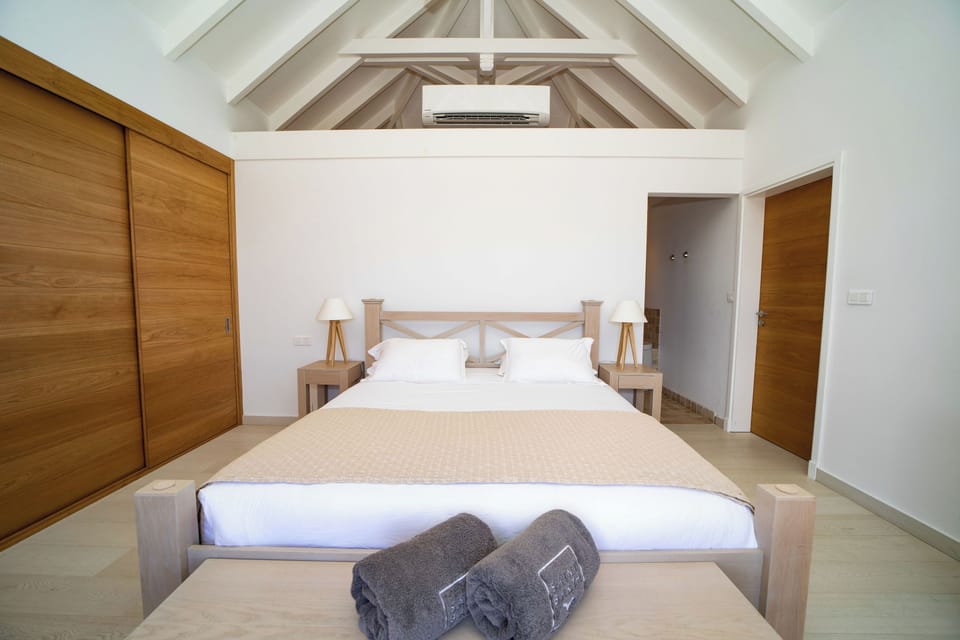Air conditioning, king size bed, HD-TV with Dish Network, programmable safe. Ensuite bathroom, sink, shower, bathtub, private toilet, hairdryer. The bedroom opens onto the terrace and the pool. 