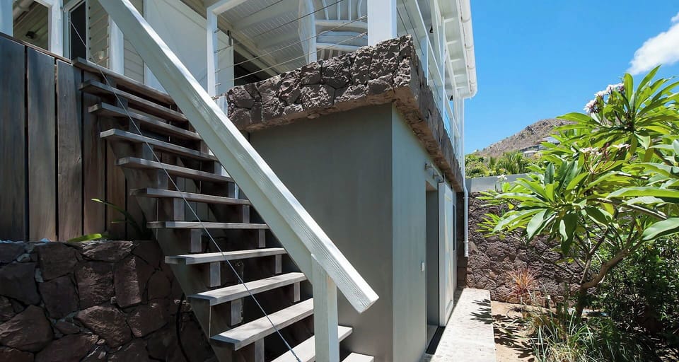 On the lower level. King size bed, air conditioning, dressing, safe. Ensuite bathroom with italian shower, sink, hair dryer, towels and beach towels. 