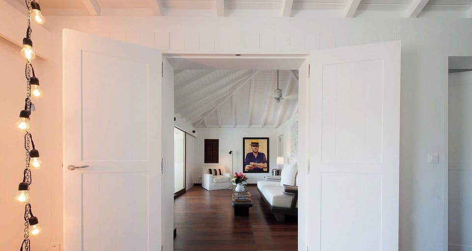 On the main level. King size bed, air conditioning, dressing, safe. Ensuite bathroom with italian shower, sink, hair dryer, towels and beach towels. The bedroom opens onto the terrace with the pool. Ocean view. 