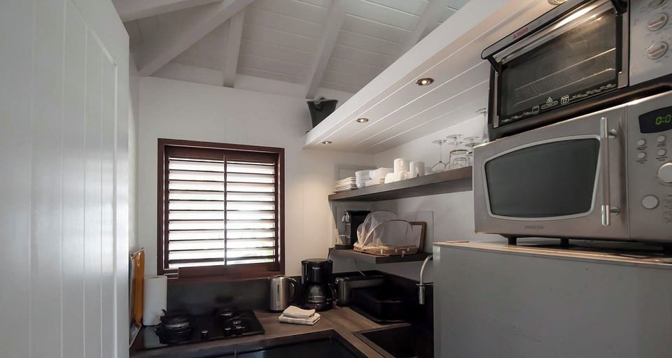 Fully equipped, electric oven and gas stove, microwave, toaster, Nespresso coffee machine, dishwasher,  fridge and freezer, electric kettle, electric fruit squeezer, hood. The dining table is on the covered terrace. 