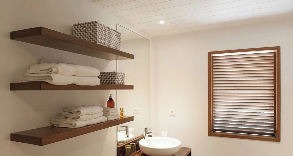 On the lower level. King size bed, air conditioning, dressing, safe. Ensuite bathroom with italian shower, sink, hair dryer, towels and beach towels. 