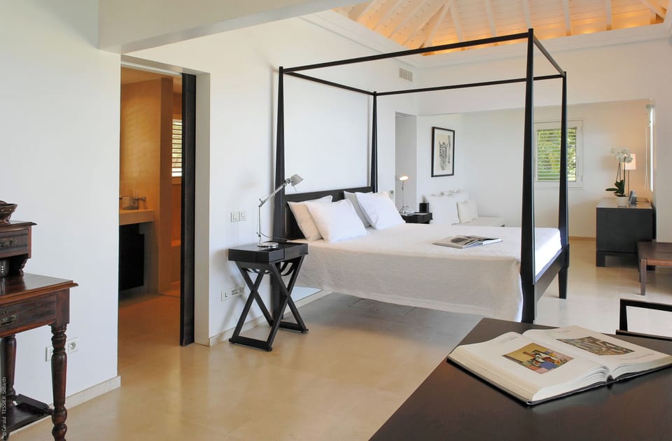 In an independant bungalow, on a lower level. King size bed, air conditioning, HD-TV, Apple TV, Dish Network, dressing room, programmable safe. Adjoining bathroom with shower, double basin, hair dryer, towels and beach towels. Private terrace, heated jacu