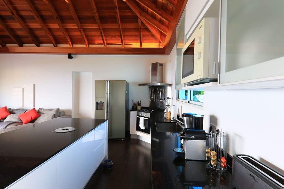 Fully equipped. Electric oven, gas stove, microwave, refrigerator, mixer, centrifuge, freezer, dishwasher, Nespresso machine, blender, kettle, toaster, breakfast bar. Beautiful dining area on the covered terrace, with a table for 6 guests. 