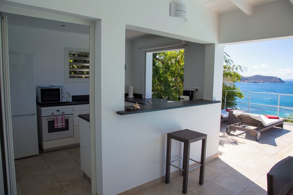 Well equipped kitchen with oven, microwave, filter coffee maker and espresso coffee machine, refrigerator, dishwasher, toaster. 