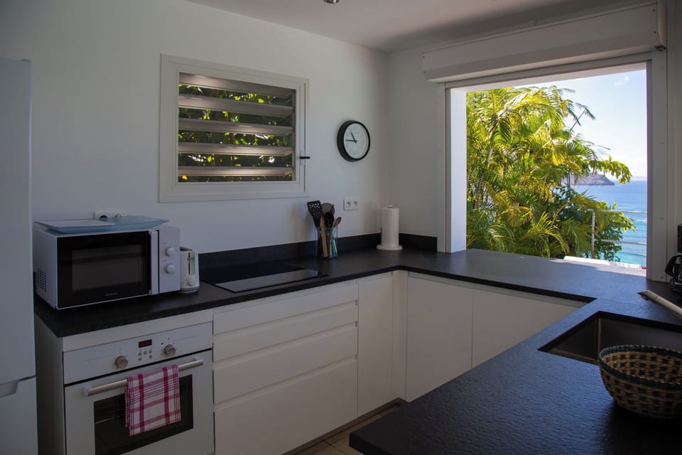 Well equipped kitchen with oven, microwave, filter coffee maker and espresso coffee machine, refrigerator, dishwasher, toaster. 