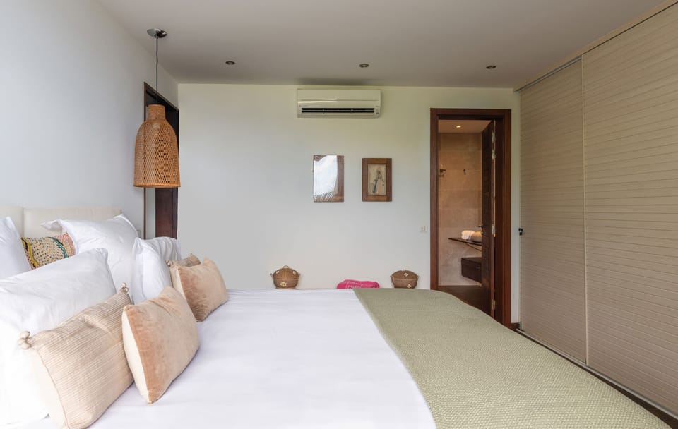 On the lower level. King size bed, air conditioning, ceiling fan, HD-TV, Apple TV, iPod connection, safe, large dressing room. En-suite bathroom, sink, shower. 
