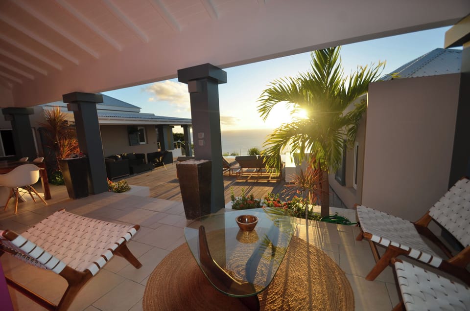 Comfortable and beautifully decorated living with a desk area, opening onto the covered terrace. HD-TV, Dish Network, Apple TV. 