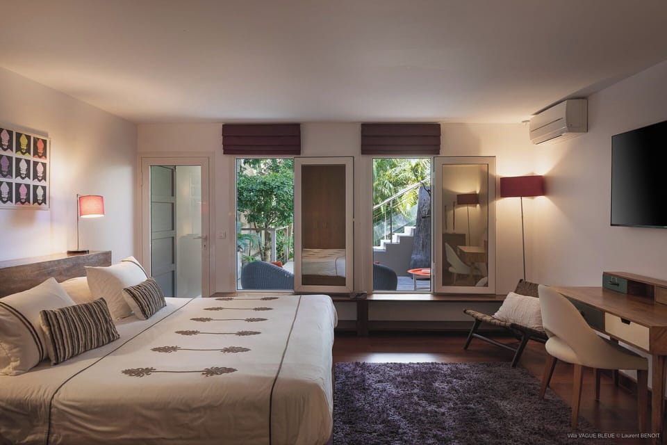 On a lower level. King size bed, air-conditioning, ceiling fan, HD-TV, Apple TV, Dish Network. Ensuite Bathroom, hair dryer, safe. Connected to bedroom 1 by a spiral staircase.