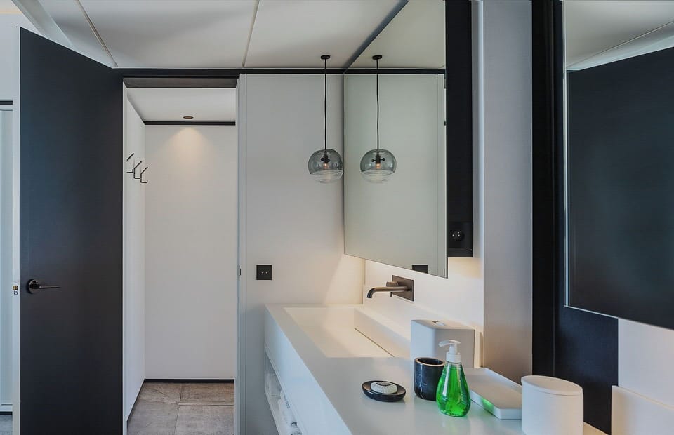 Air conditioning, king size bed, HD-TV with American satellite, safe. En-suite bathroom, shower with rain head, toilet, bath and beach towels, hairdryer. Access to the terrace.