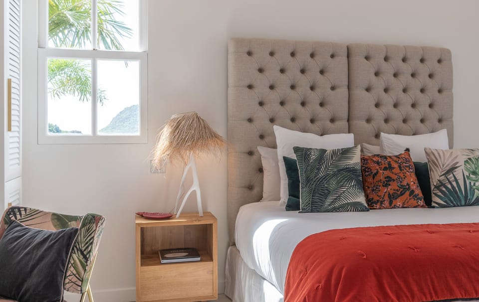 King size bed, air conditioning, HD-TV, Apple TV, dressing room, programmable safe. Adjoining bathroom with shower, double basin, hair dryer, towels and beach towels.