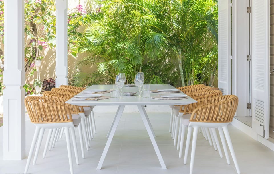 Fully equipped. Electric oven, gas stove, microwave, refrigerator, mixer, centrifuge, freezer, dishwasher, Nespresso machine, blender, kettle, toaster, breakfast bar. Large dining table for 8 guests on the covered terrace. 