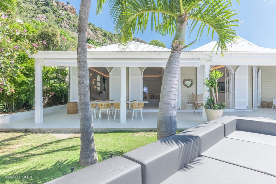 Fully equipped. Electric oven, gas stove, microwave, refrigerator, mixer, centrifuge, freezer, dishwasher, Nespresso machine, blender, kettle, toaster, breakfast bar. Large dining table for 8 guests on the covered terrace. 