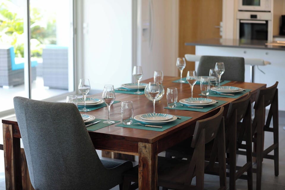 Fully equipped kitchen with electric oven, cooker with two gas and two glass-ceramics, microwave, fridge, freezer with ice maker, filter coffee maker and Nespresso coffee machine, dishwasher, blender, food processor, electric kettle, hood, toaster, Breakf