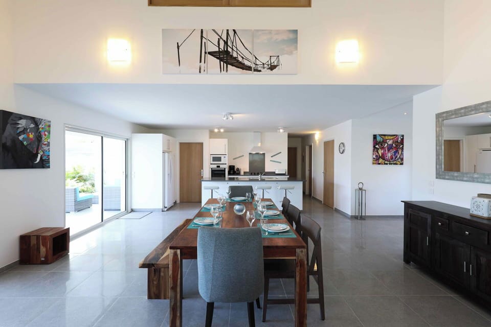 Fully equipped kitchen with electric oven, cooker with two gas and two glass-ceramics, microwave, fridge, freezer with ice maker, filter coffee maker and Nespresso coffee machine, dishwasher, blender, food processor, electric kettle, hood, toaster, Breakf