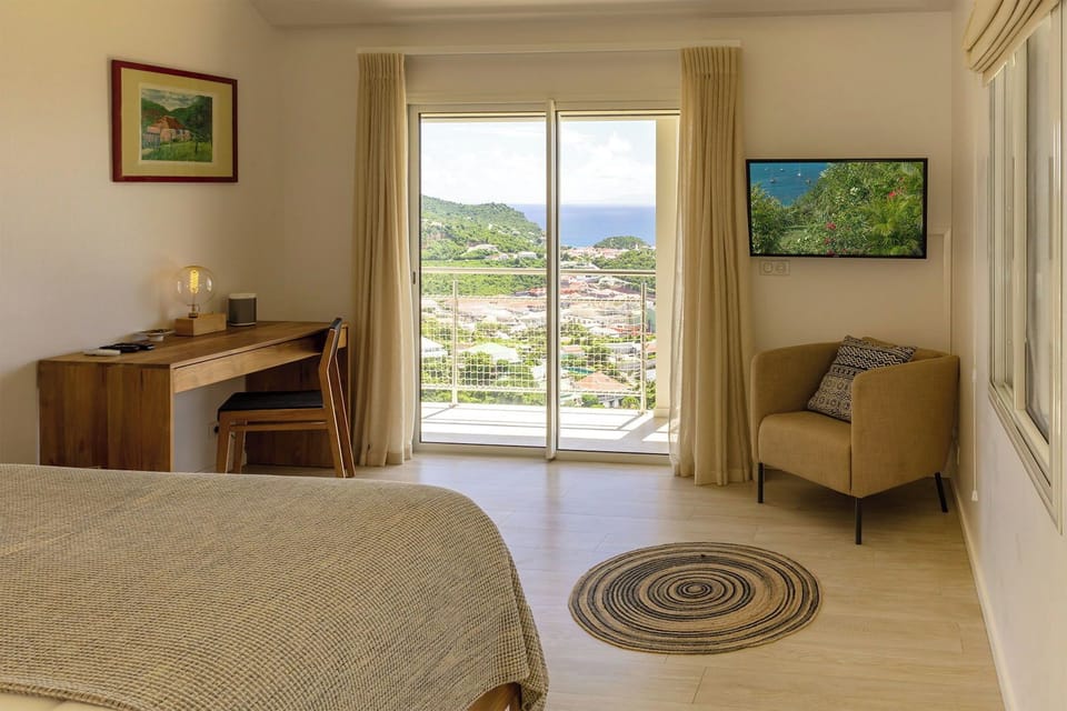 King size bed, air conditioning, HD-TV, Apple TV, dressing room, programmable safe. Adjoining bathroom with shower, double basin, hair dryer, towels and beach towels.