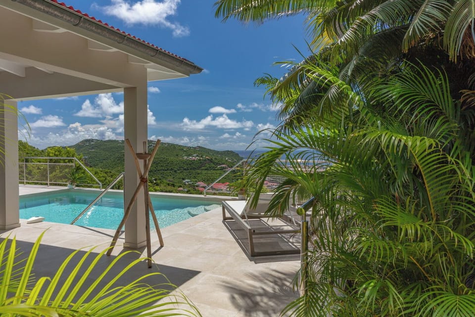 Nice heated pool 3 x 5 m, expansive terrace with loungers and deck chairs. 