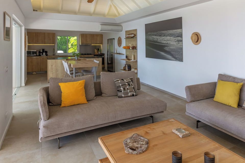 Expansive living area opening onto the terrace. Air-conditioning, HD-TV, Dish Network, Apple TV, ceiling fans. 