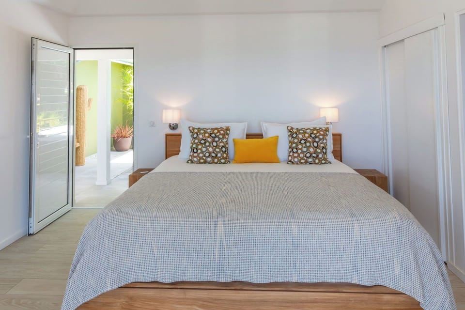 King size bed, air conditioning, HD-TV, Apple TV, dressing room, programmable safe. Adjoining bathroom with shower, double basin, hair dryer, towels and beach towels.