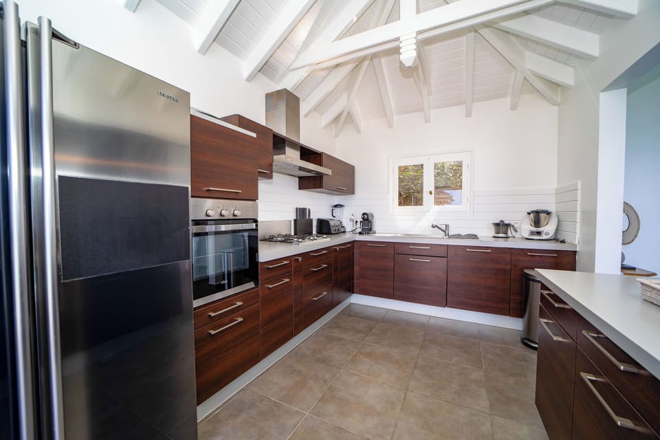 Fully equipped kichen, oven, microwave, filter coffee maker and Nespresso coffee machine, centrifuge, blender, three refrigerators, separate freezer, dishwasher, wine cellar, electric kettle, blender, toaster. Indoor dining table for 8 people, and outdoor