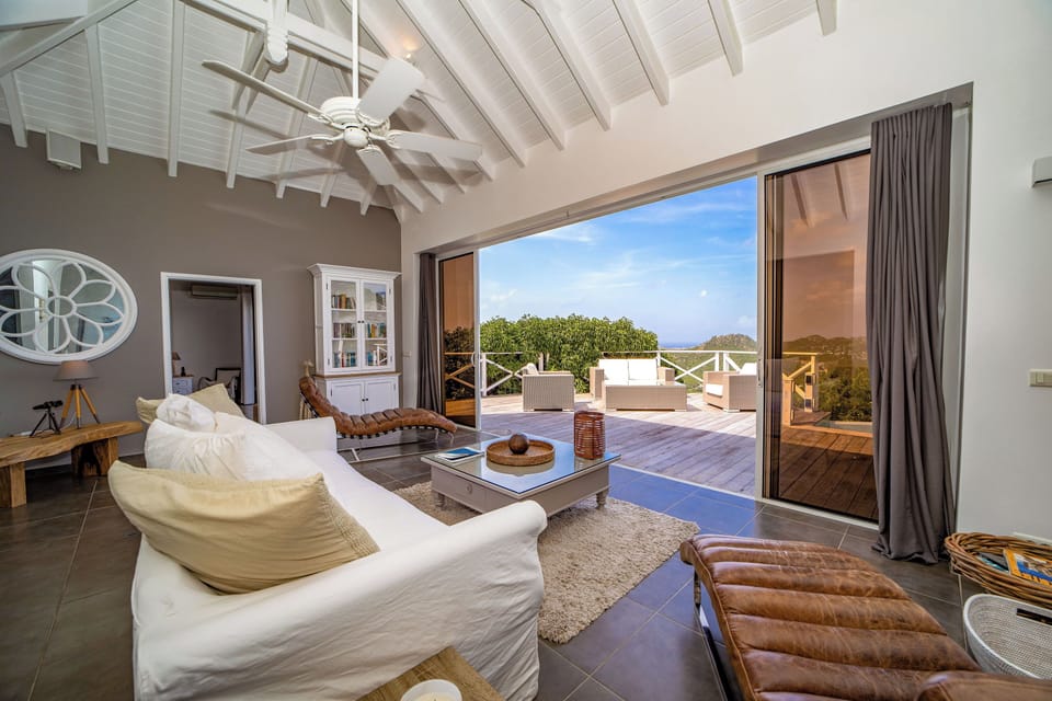 Nice lounge area opening onto the terrace and the view. 