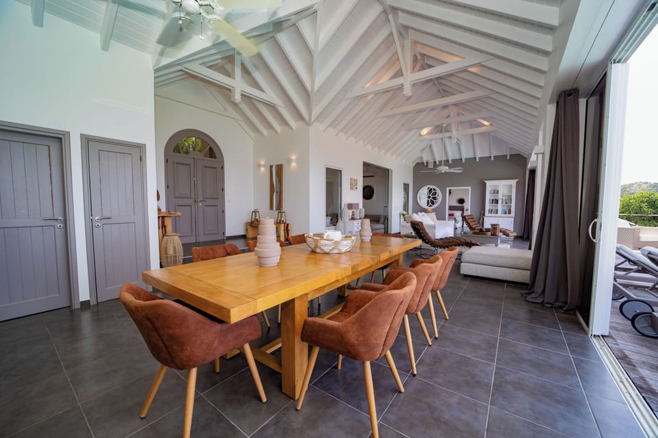 Fully equipped kichen, oven, microwave, filter coffee maker and Nespresso coffee machine, centrifuge, blender, three refrigerators, separate freezer, dishwasher, wine cellar, electric kettle, blender, toaster. Indoor dining table for 8 people, and outdoor