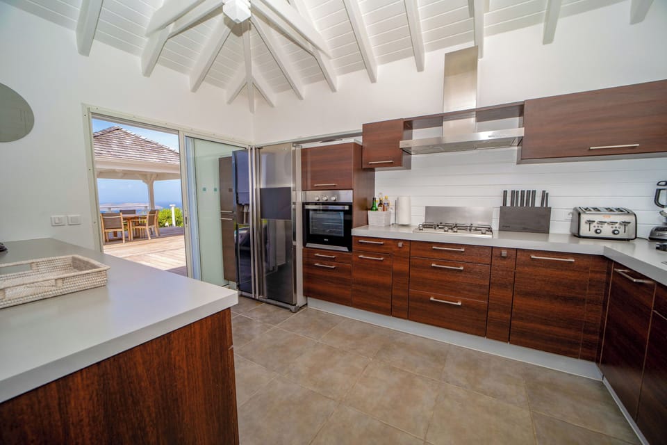 Fully equipped kichen, oven, microwave, filter coffee maker and Nespresso coffee machine, centrifuge, blender, three refrigerators, separate freezer, dishwasher, wine cellar, electric kettle, blender, toaster. Indoor dining table for 8 people, and outdoor