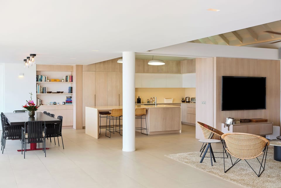 HD-TV with American satellite, Apple TV, sofas, ceiling fans.Ocean View.