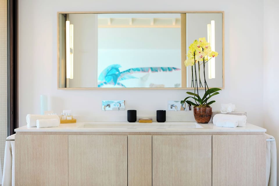 King size bed, air conditioning, HD-TV, dish network. Adjoining bathroom with Italian shower, hairdryer. Private terrace with ocean views.  