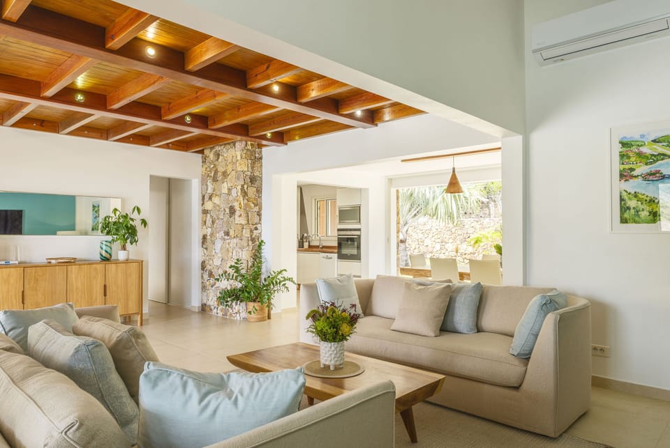 Air conditioning, HD-TV, Dish Network, Apple TV, DVD player. Access to the covered terrace, ocean view.