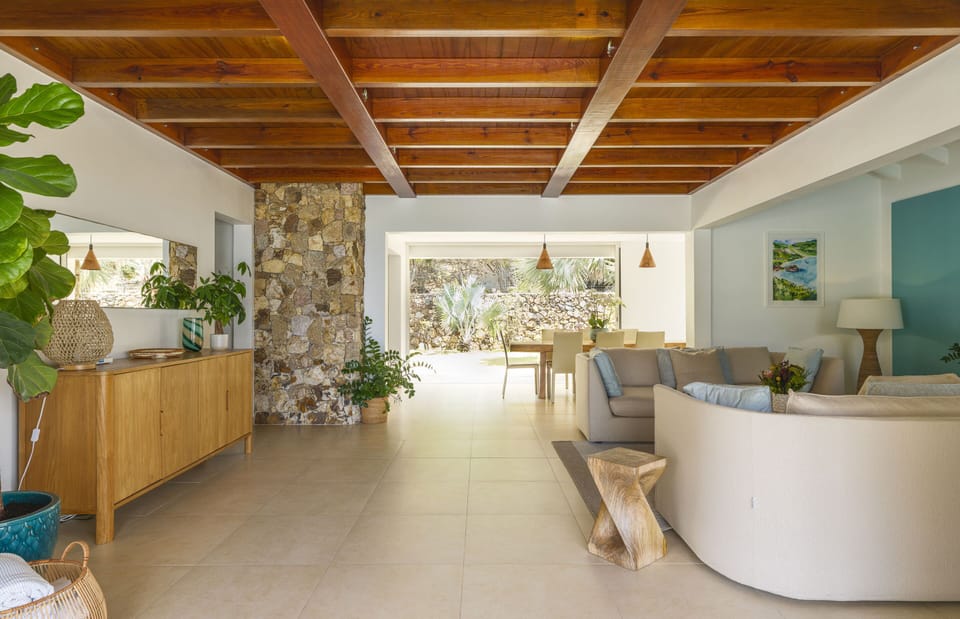 Air conditioning, HD-TV, Dish Network, Apple TV, DVD player. Access to the covered terrace, ocean view.
