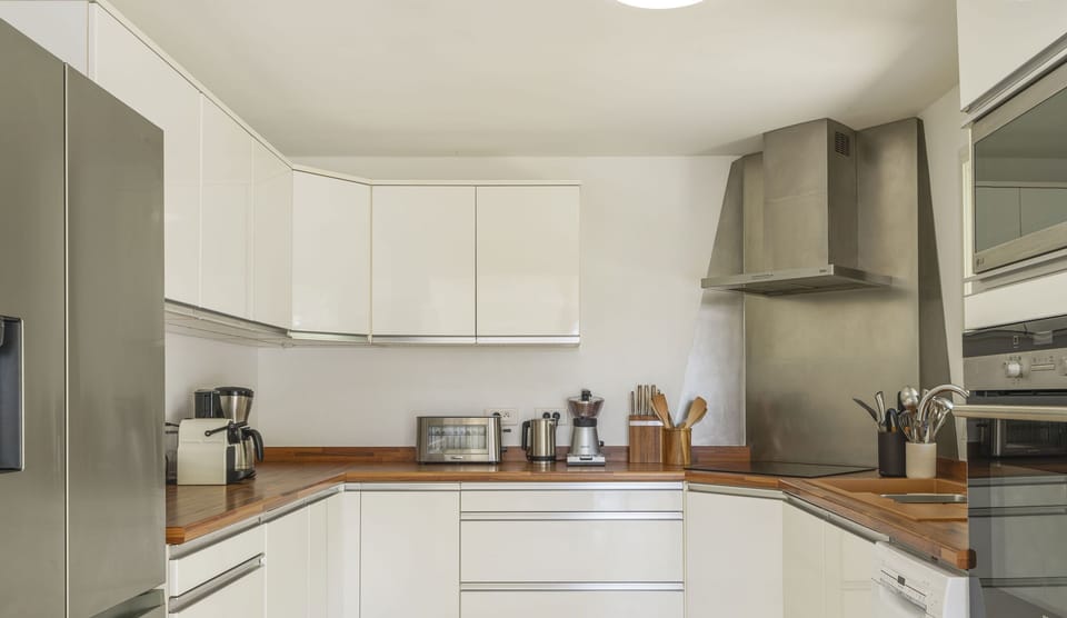 Modern and fully equipped. Air conditioning, electric oven, induction cooker, microwave, refrigerator and freezer, ice machine, dishwasher, filter coffee maker and coffee machine Nespresso, toaster, mixer, electric fruit press, electric kettle. Outdoor di