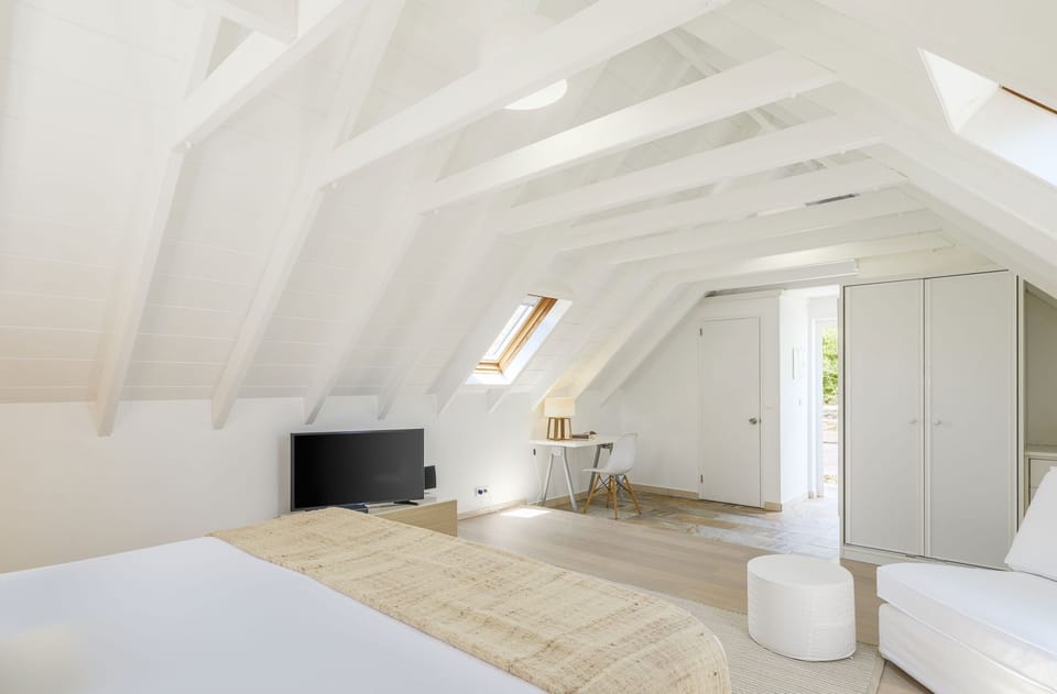 On the upper level. King size bed, air conditioning, HD-TV. Ensuite bathroom with a shower.