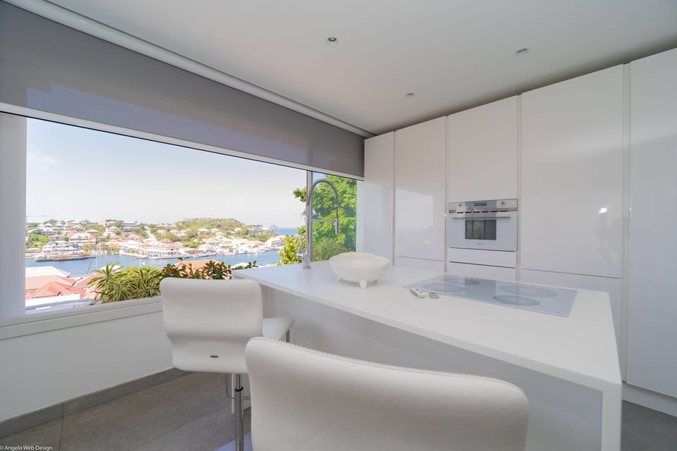 Fully equipped gourmet kitchen with gas stove, granite counters. Refrigerator, freezer, ice maker, blender, dishwasher, food processor, centrifuge, microwave, citrus press, Nespresso coffee machine and filter coffee maker, toaster. Indoor dining table for