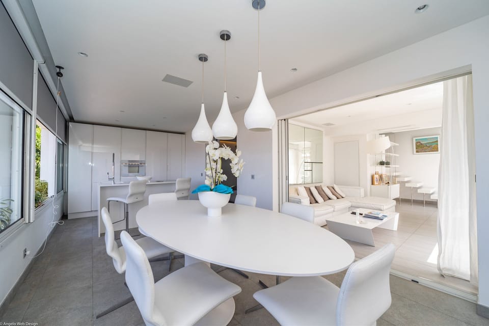 Fully equipped gourmet kitchen with gas stove, granite counters. Refrigerator, freezer, ice maker, blender, dishwasher, food processor, centrifuge, microwave, citrus press, Nespresso coffee machine and filter coffee maker, toaster. Indoor dining table for