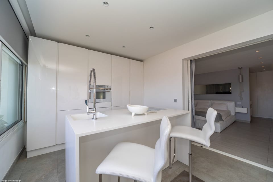Fully equipped gourmet kitchen with gas stove, granite counters. Refrigerator, freezer, ice maker, blender, dishwasher, food processor, centrifuge, microwave, citrus press, Nespresso coffee machine and filter coffee maker, toaster. Indoor dining table for