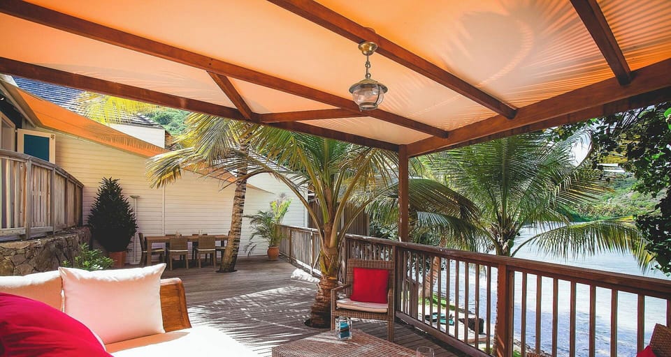 Nice lounge area on the covered terrace with deck chairs. 