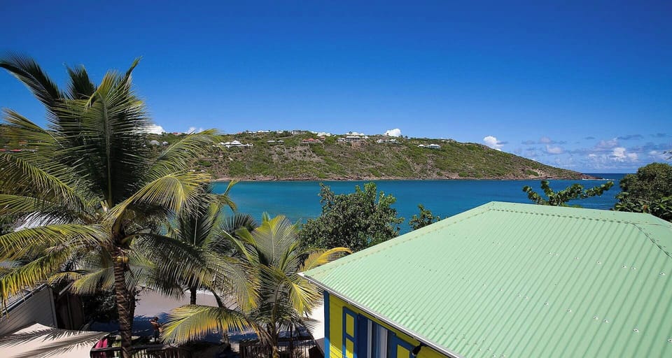 Beachfront villa with a private parking at the entrance. 