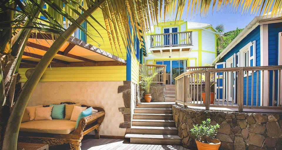 Nice lounge area on the covered terrace with deck chairs. 