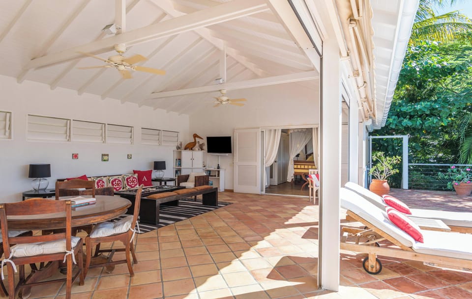 HD-TV, Dish network, ceiling fan. Opens onto the terrace. Ocean view.  